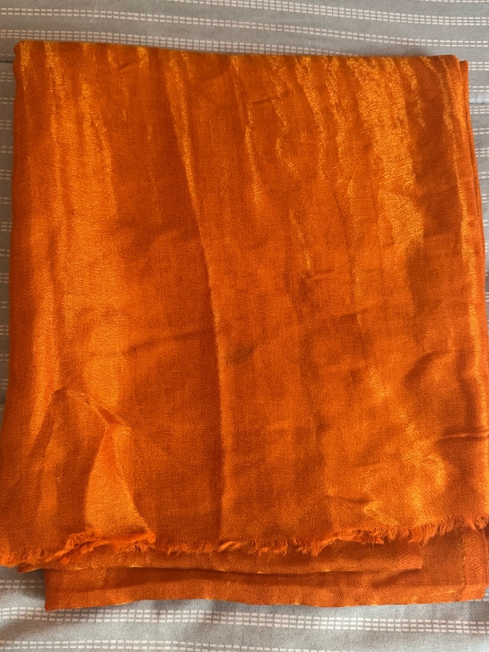 NICOBLU-JOSEPHINE REVERSIBLE PASHMINA SHAWL IN GOLD SHIMMER ORANGE. - Picture 4 of 8